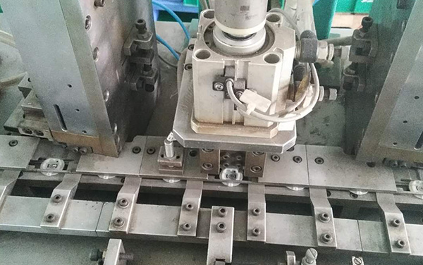 設(shè)備:300-自動插刷機 設(shè)備:300-自動插刷機